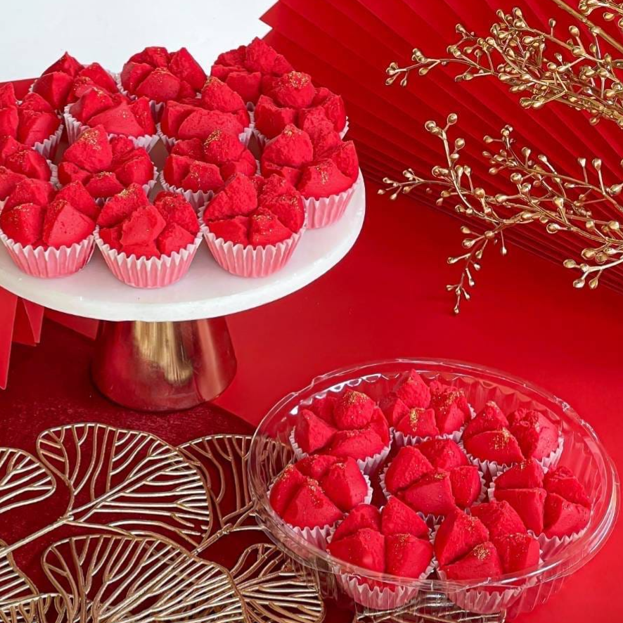 ขนมปุยฝ้ายขนาดเล็ก สีแดง กลิ่นสตรอว์เบอร์รี ( 1 กล่อง / 8ชิ้น )