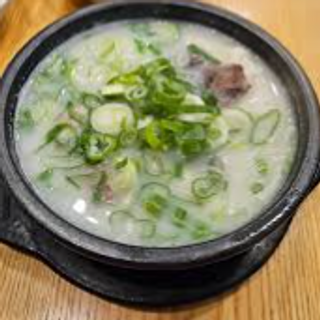 Seolleongtang (설렁탕) – ox bone soup