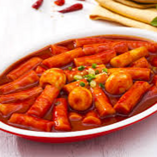 Tteokbokki (떡볶이) – spicy rice cakes