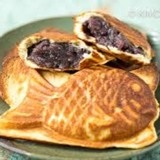 Bungeoppang (붕어빵) – fish-shaped pastry with red bean