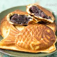 Bungeoppang (붕어빵) – fish-shaped pastry with red bean