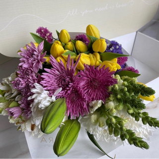 Bouquet in a box con tulipanes 