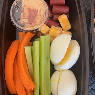 Snack box (hummus, veggies, meat and cheese)