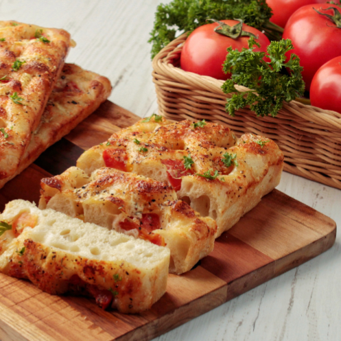 Focaccia con salami calabrés de Italia, ajo asado y Manchego