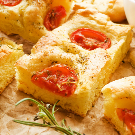 Focaccia, Pimiento asado, tomate, cebolla caramelizada y pan de focaccia con queso de cabra y Oaxaca.