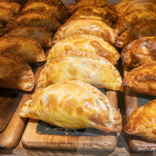 Empanadas vegetarianas con una mezcla de verduras y queso feta, salsa chimichurri Argentina