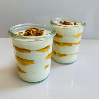 Mini Joghurt mit Honig und Granola 