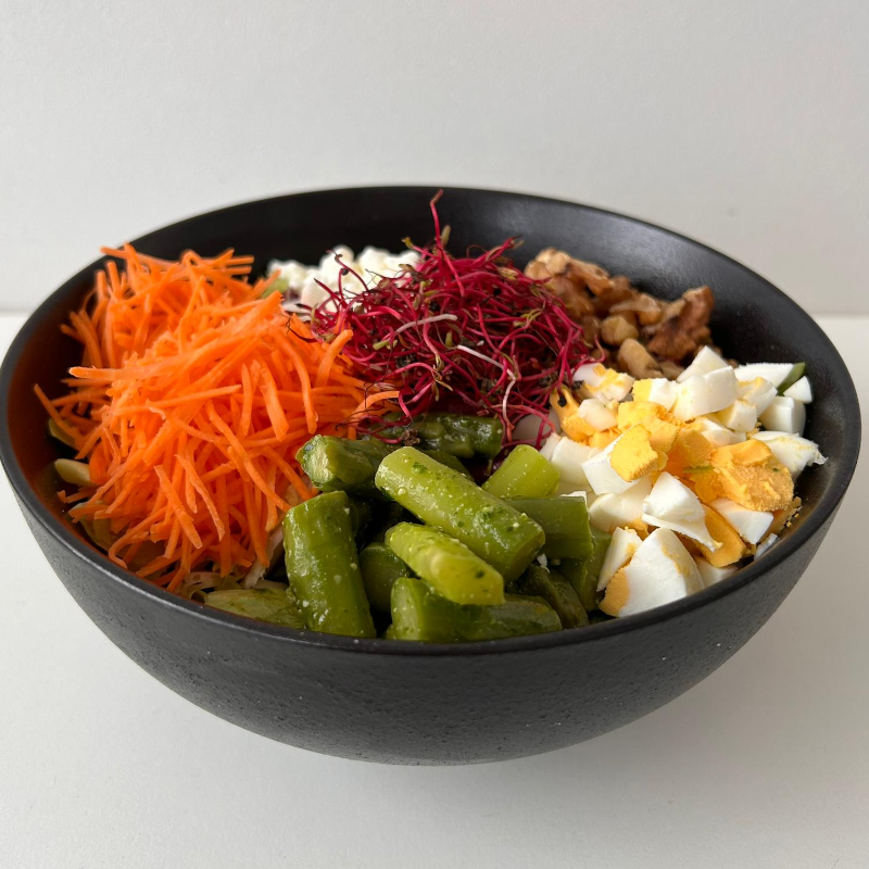 Bowl Frühlingssalat (G) mit Spargel, Hüttenkäse, Bärlauchpesto, Ei und Baumnüssen