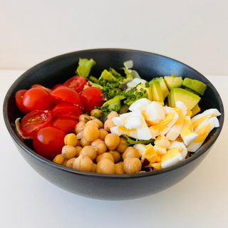 Bowl High-Protein Salat mit Avocado, Freiland-Ei, Kichererbsen und Kernen ( G )