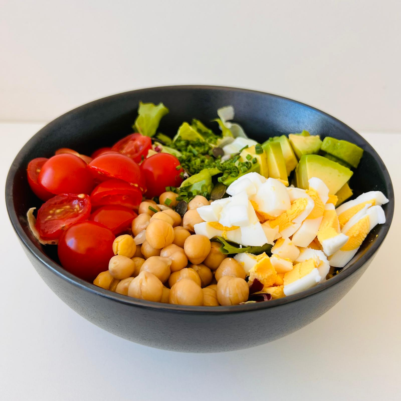 Bowl High-Protein Salat mit Avocado, Freiland-Ei, Kichererbsen und Kernen ( G )