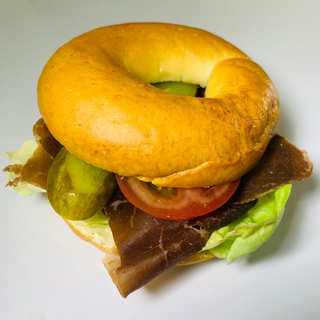 Bagel Bündnerfleisch, Essiggurke, Tomate 