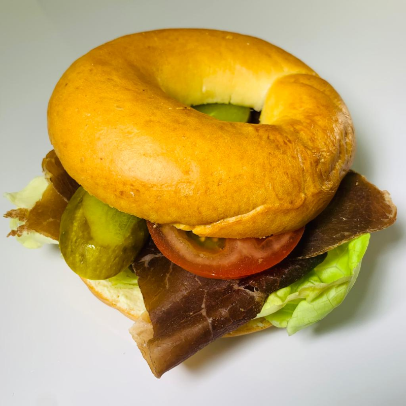 Bagel Bündnerfleisch, Essiggurke, Tomate  Main Image