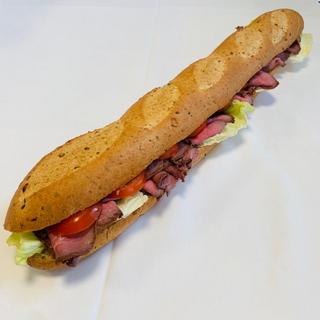 Rustico-Baguette mit Roastbeef, Tartarsauce, Salat und Tomate