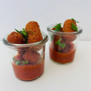 Chorizo-Käse Kroketten (3 Stück) mit pikanter Tomatensalsa 