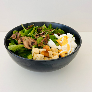 Bowl Nüsslisalat mit Ei, Champignon und Croutons