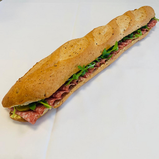 Rustico-Baguette mit Salami, Nostrano, Rucola und Senfbutter