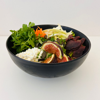 Bowl Herbstsalat mit Bresaola, Hüttenkäse, Feigen und Karotten