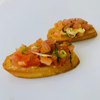 Crostini mit frischen Tomaten und Basilikum ( L )