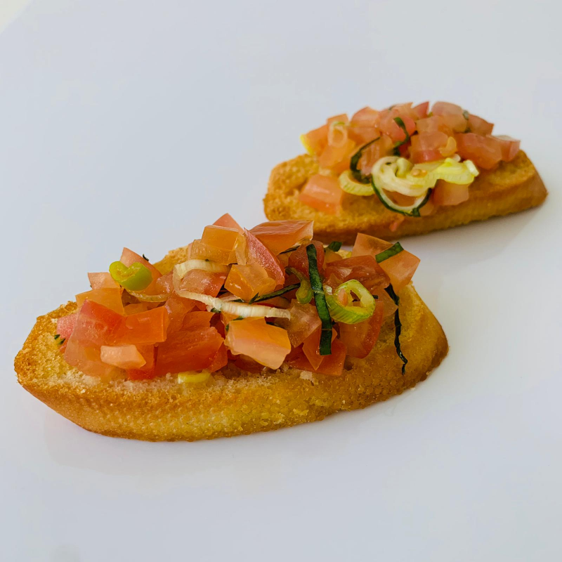 Crostini mit frischen Tomaten und Basilikum ( L )