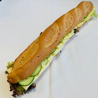 Rustico Baguette mit Luzerner Weichkäse, Gurken, Feigensenf 