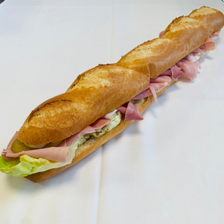 Baguette mit Vorderschinken, Salat und Essiggurke