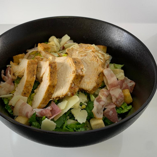 Bowl Caesar Salad mit Poulet, Speck, Croûtons und Parmesan	