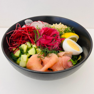 Bowl Nordic Salatbowl (L) mit Rauchlachs, Freiland-Ei, Ebly und Randen