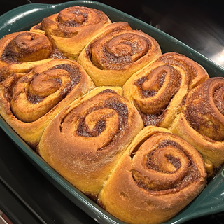 Full order cinnamon rolls (8)