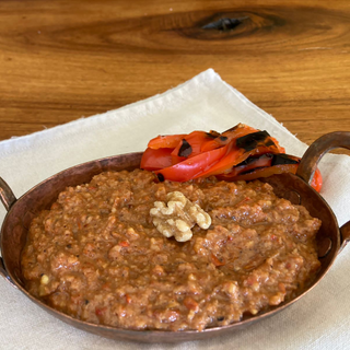 Muhammara de pimiento rojo asado con nuez y melaza de granada.