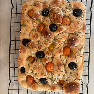 Focaccia met tomaten en olijven