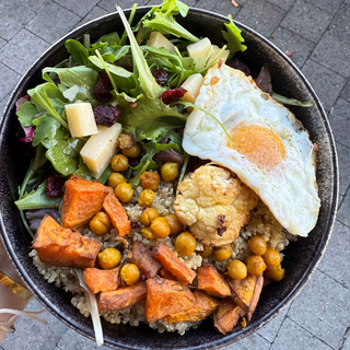 Holi Bowl : Galette de polenta au parmesan et tomates séchées sur lit de salade verte, brocolis, graines de courge et vinaigrette aux herbes