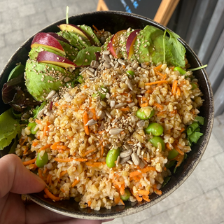 Holi bowl : salade de boulgour, avocat, pêche et salade 