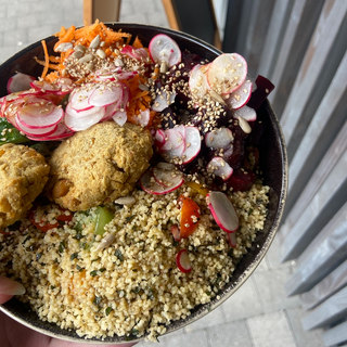 Holi bowl : semoule, crudités, galettes de pois chiches et salade