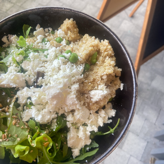 Risotto de quinoa, petits pois, parmesan & émietté de feta 