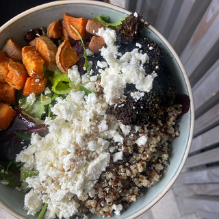 Holi Bowl : Trio de quinoa, dès de patates douces & brocolis rôtis, cranberries, émietté de feta & salade