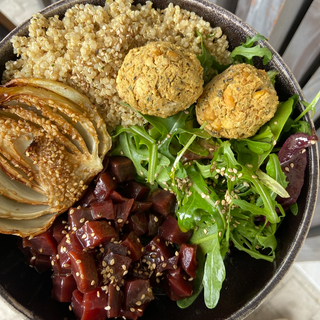 Holi Bowl : quinoa aux herbes, fenouil rôtis, falafels et betteraves