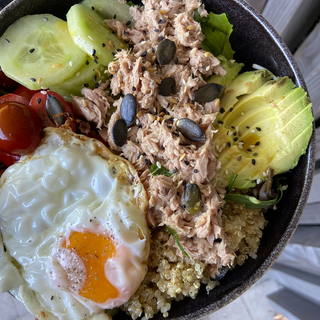 Holi Bowl : quinoa aux herbes, tomates tricolores, concombre, avocat avec thon emietté aux graines de sésame, courge et lin