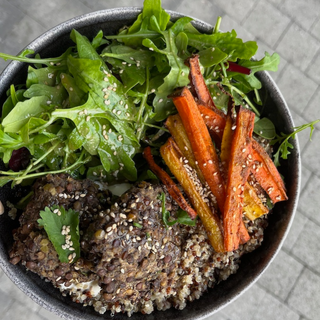 Holi Bowl : trio de quinoa, galettes de lentilles sur base de crème aux herbes, salade verte, carottes colorées rôties au cumin et graines de sésame