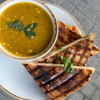Holi croc' : Tomate, chèvre, miel accompagné d'un velouté de potiron, châtaigne, lait de coco et graines de courge