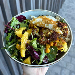 Holi Bowl : Pousses d'épinards à la mangue et petits raisins, quinoa, chou fleurs et pois chiche à l'indienne