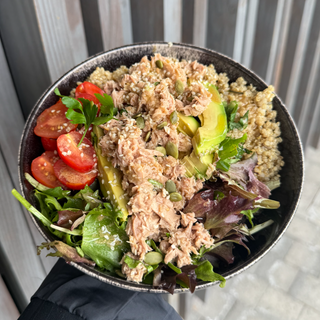 Holi Bowl : Salade, avocat, tomates cerise, émietté de thon assaisonné aux graines de courge et sésame, et quinoa aux herbes fraîches