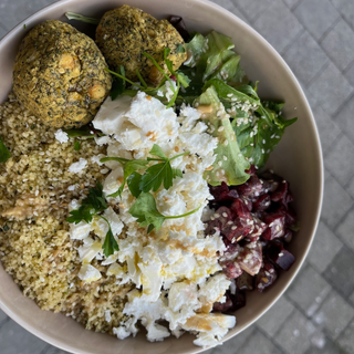 Holi Bowl : Semoule aux herbes, brocolis, falafel, betterave, emietté de feta 