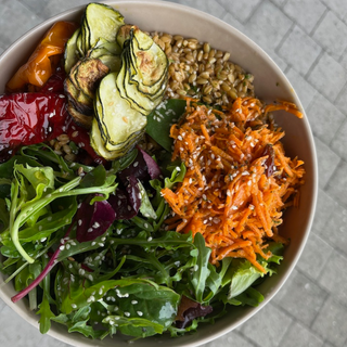 Holi bowl : Petit épeautre aux herbes, carottes râpées, menthe et raisins secs, légumes du soleil rôties (poivrons rouges et jaunes & courgettes)