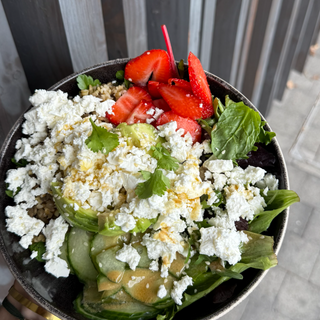Holi Bowl : Salade de boulgour et lentilles aux herbes, avocat, fraises, concombre, émietté de feta et salade