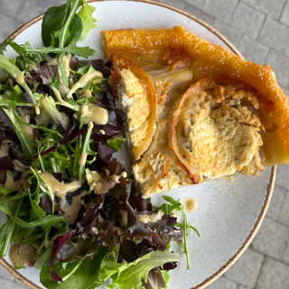 Tarte tatin d'endives au chèvre & salade