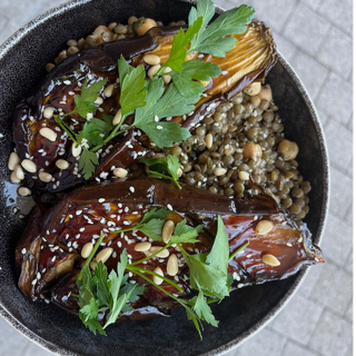 Aubergine caramelisée à la sauce soja, miel, pignon de pin, persil plat accompagné d'une salade de lentilles à la marocaine avec des tomates séchées & salade verte