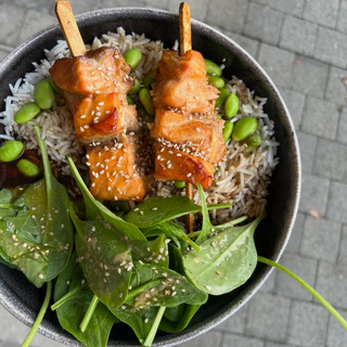 Brochettes de saumon teriyaki, salade de pousses d'épinards, riz basmati, edamame