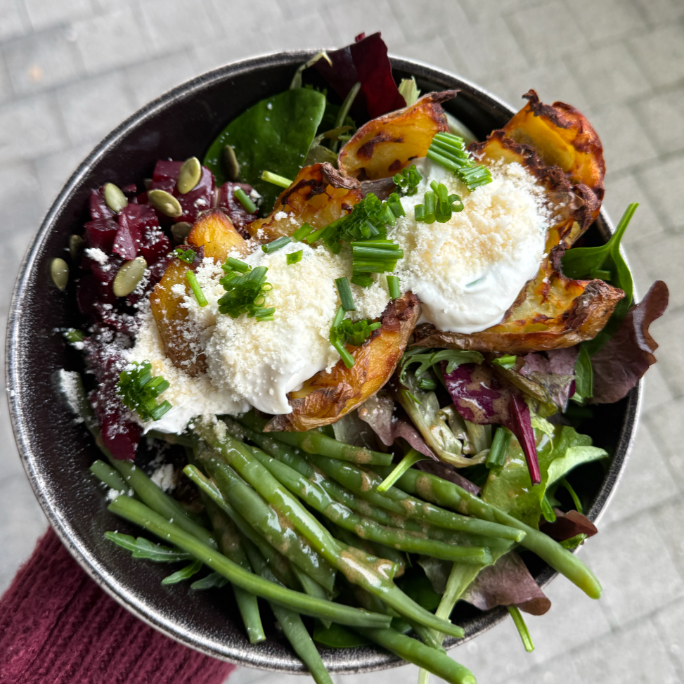 Holi Bowl : pommes de terre smashed sur base de crème aux herbes et parmesan, haricots verts, betteraves avec graines de courges et salade