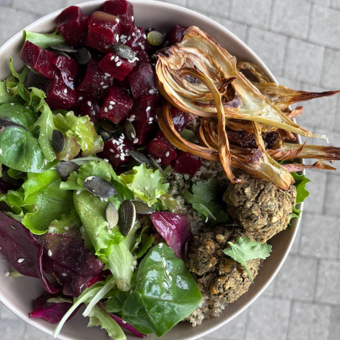 Holi Bowl : quinoa aux herbes, fenouil rôtis, falafel et betteraves