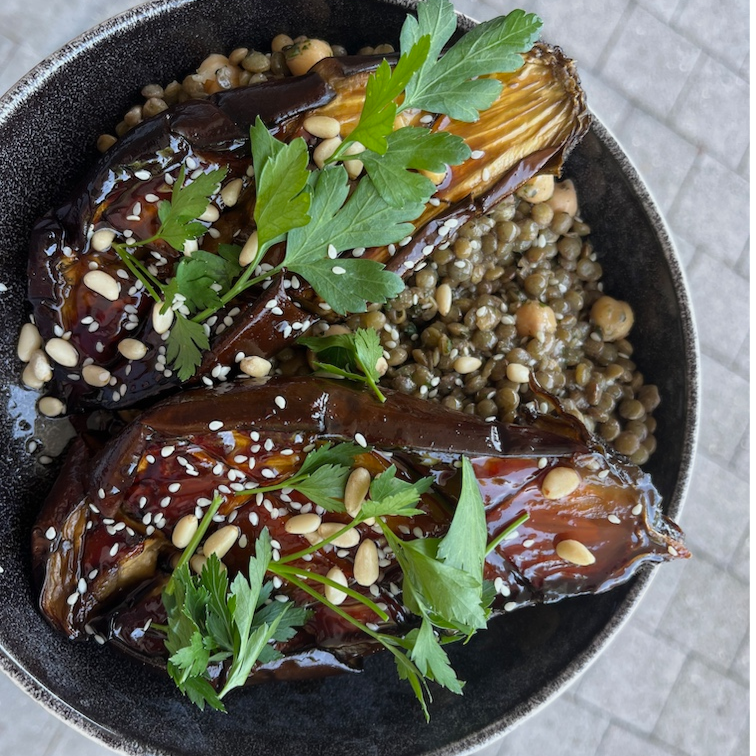 Aubergine caramelisée à la sauce soja, miel, pignon de pin, persil plat accompagné d'une salade de lentilles à la marocaine avec des tomates séchées & salade verte